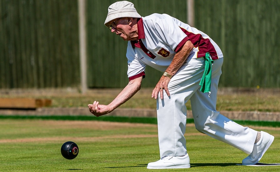 Lawn bowlers draw shot